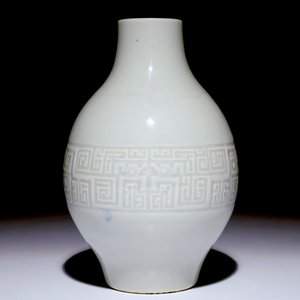 Een Chinese monochrome witte olijfvormige vaas met reliëfdecor, Qianlong merk, 19e eeuw — foto 2