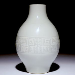 Een Chinese monochrome witte olijfvormige vaas met reliëfdecor, Qianlong merk, 19e eeuw — foto 3