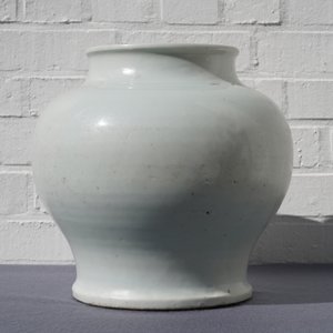 Een Chinese monochrome witte vaas met houten deksel en sokkel, Ming — foto 12