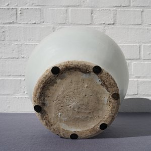 Een Chinese monochrome witte vaas met houten deksel en sokkel, Ming — foto 13