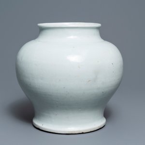 Een Chinese monochrome witte vaas met houten deksel en sokkel, Ming — foto 2