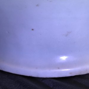 Een Chinese monochrome witte vaas met houten deksel en sokkel, Ming — foto 22