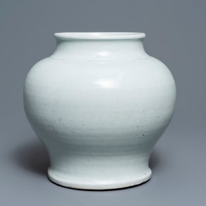 Een Chinese monochrome witte vaas met houten deksel en sokkel, Ming — foto 3