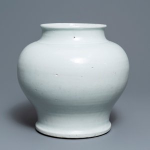 Een Chinese monochrome witte vaas met houten deksel en sokkel, Ming — foto 4