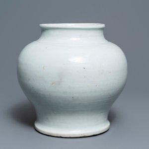 Een Chinese monochrome witte vaas met houten deksel en sokkel, Ming — foto 5