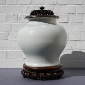 Een Chinese monochrome witte vaas met houten deksel en sokkel, Ming — foto 8