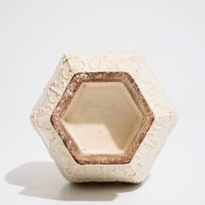 Een Chinese monochrome witte vaas met reliëfdecor van karakters, 19e eeuw — foto 5