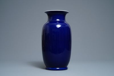 Een Chinese monochroom blauwe vaas, 19e eeuw