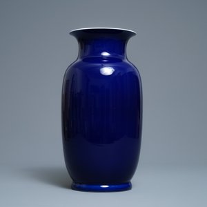 Een Chinese monochroom blauwe vaas, 19e eeuw — foto 2