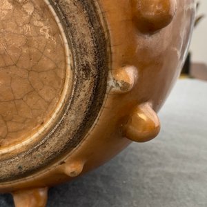 Een Chinese monochroom bruine pot met noppendecor, 19e eeuw — foto 12