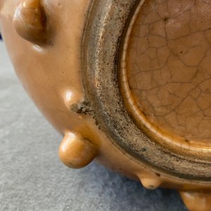 Een Chinese monochroom bruine pot met noppendecor, 19e eeuw — foto 16