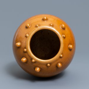 Een Chinese monochroom bruine pot met noppendecor, 19e eeuw — foto 5
