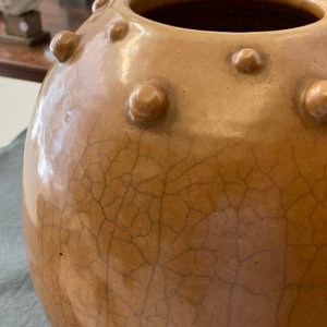 Een Chinese monochroom bruine pot met noppendecor, 19e eeuw — foto 7