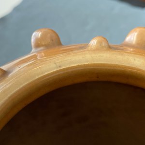 Een Chinese monochroom bruine pot met noppendecor, 19e eeuw — foto 9