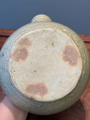 Een Chinese monochroom geglazuurde Yaozhou kan, Tang of later — foto 6