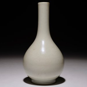 Een Chinese monochroom witte anhua-gedecoreerde vaas met draak, 18/19e eeuw — foto 4