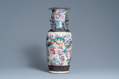 Een Chinese Nanking craquelé famille rose vaas, 19e eeuw