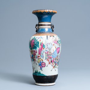 Een Chinese Nanking craquelé famille rose vaas met een strijdscène, 19e eeuw — foto 1