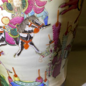 Een Chinese Nanking craquelé famille rose vaas met een strijdscène, 19e eeuw — foto 16