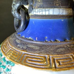 Een Chinese Nanking craquelé famille rose vaas met een strijdscène, 19e eeuw — foto 18