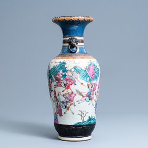 Een Chinese Nanking craquelé famille rose vaas met een strijdscène, 19e eeuw — foto 2