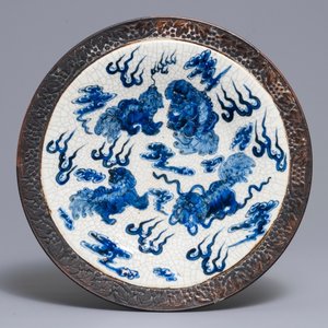 Een Chinese Nanking craquelé schotel en twee vazen, 19/20e eeuw — foto 2