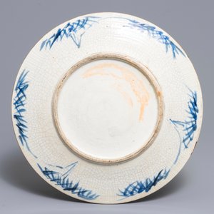 Een Chinese Nanking craquelé schotel en twee vazen, 19/20e eeuw — foto 3