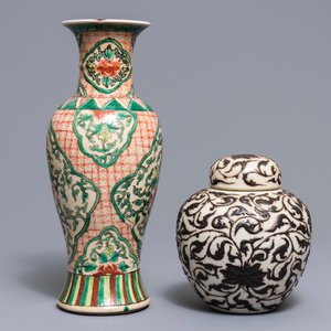 Een Chinese Nanking craquelé schotel en twee vazen, 19/20e eeuw — foto 5