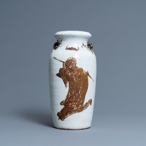 Een Chinese Nanking craquelé vaas met Li Tieguai, Qianlong merk, 19e eeuw — foto 1