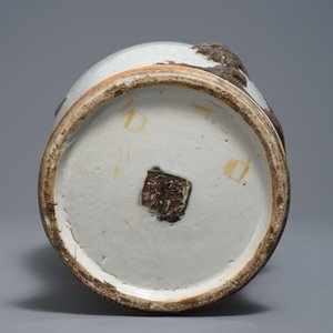 Een Chinese Nanking craquelé vaas met reliëfdecor van draken, 19e eeuw — foto 5
