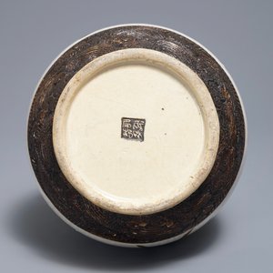 Een Chinese Nanking famille verte vaas met antiquiteiten, 19e eeuw — foto 5