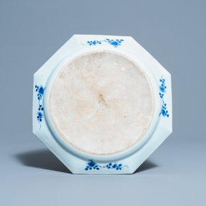 Een Chinese octagonale blauw-witte schotel met een zotje, Kangxi — foto 2