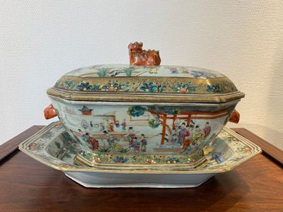 Een Chinese octagonale famille rose dekselterrine op onderschotel met mandarijns decor, Qianlong — foto 1