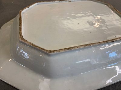 Een Chinese octagonale famille rose dekselterrine op onderschotel met mandarijns decor, Qianlong — foto 15