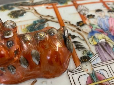 Een Chinese octagonale famille rose dekselterrine op onderschotel met mandarijns decor, Qianlong — foto 16