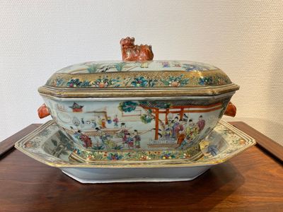 Een Chinese octagonale famille rose dekselterrine op onderschotel met mandarijns decor, Qianlong — foto 4