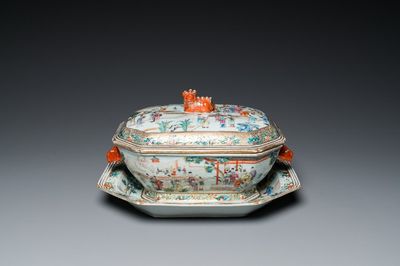 Een Chinese octagonale famille rose dekselterrine op onderschotel met mandarijns decor, Qianlong