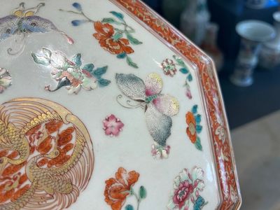 Een Chinese octagonale famille rose, ijzerrode en vergulde dekseldoos met vlinders, Yongzheng — foto 13