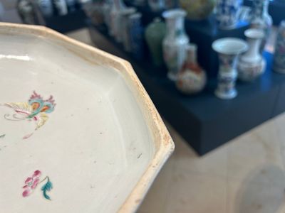 Een Chinese octagonale famille rose, ijzerrode en vergulde dekseldoos met vlinders, Yongzheng — foto 22