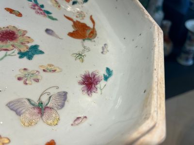 Een Chinese octagonale famille rose, ijzerrode en vergulde dekseldoos met vlinders, Yongzheng — foto 29