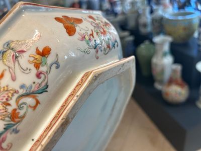 Een Chinese octagonale famille rose, ijzerrode en vergulde dekseldoos met vlinders, Yongzheng — foto 38
