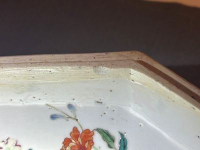 Een Chinese octagonale famille rose, ijzerrode en vergulde dekseldoos met vlinders, Yongzheng — foto 9