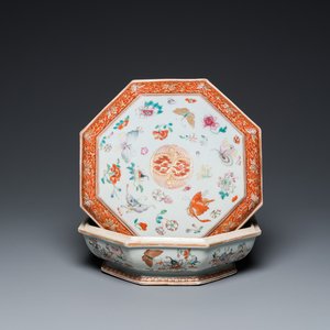 Een Chinese octagonale famille rose, ijzerrode en vergulde dekseldoos met vlinders, Yongzheng — foto 1