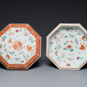 Een Chinese octagonale famille rose, ijzerrode en vergulde dekseldoos met vlinders, Yongzheng — foto 2