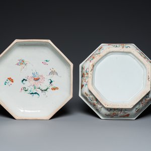 Een Chinese octagonale famille rose, ijzerrode en vergulde dekseldoos met vlinders, Yongzheng — foto 3