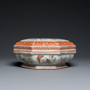 Een Chinese octagonale famille rose, ijzerrode en vergulde dekseldoos met vlinders, Yongzheng — foto 7