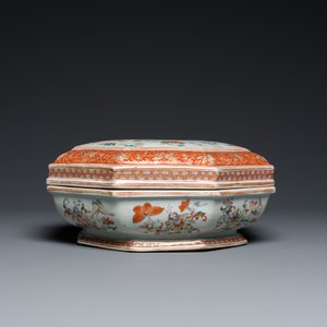 Een Chinese octagonale famille rose, ijzerrode en vergulde dekseldoos met vlinders, Yongzheng — foto 10