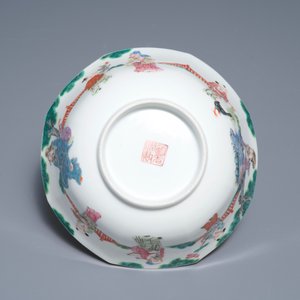 Een Chinese octagonale famille rose kom met figuren in een landschap, Daoguang merk en periode — foto 7