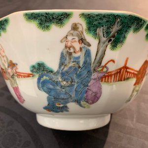 Een Chinese octagonale famille rose kom met figuren in een landschap, Daoguang merk en periode — foto 9