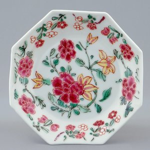 Een Chinese octagonale famille rose kop en schotel, Yongzheng, 1723-1735 — foto 2